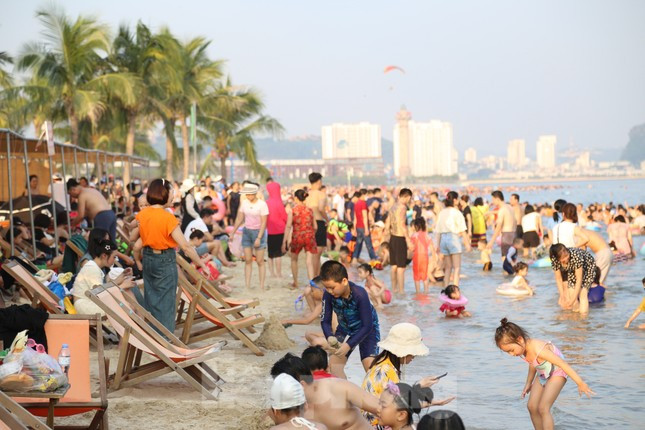 Bãi biển Hạ Long ken đặc người trong ngày nghỉ lễ đầu tiên ảnh 5