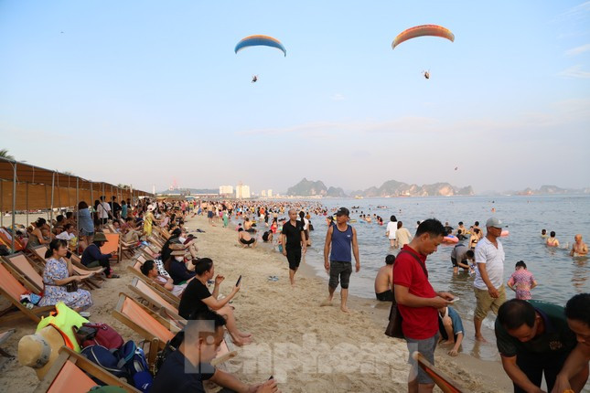 Bãi biển Hạ Long ken đặc người trong ngày nghỉ lễ đầu tiên ảnh 9