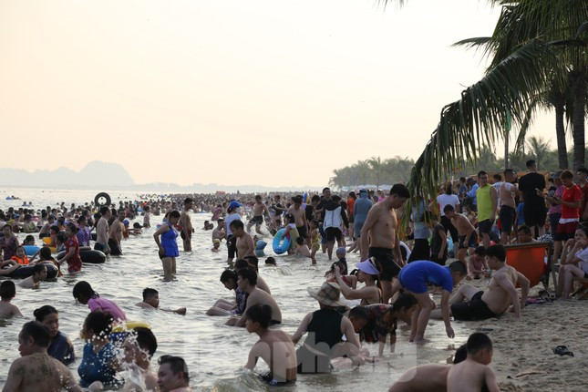 Bãi biển Hạ Long ken đặc người trong ngày nghỉ lễ đầu tiên ảnh 8