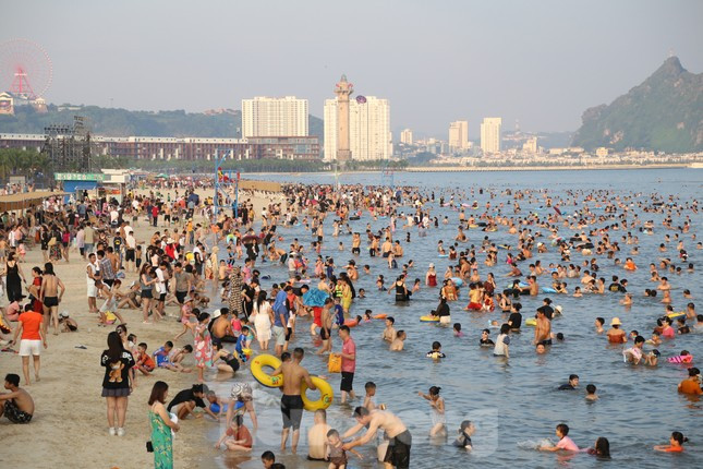 Bãi biển Hạ Long ken đặc người trong ngày nghỉ lễ đầu tiên ảnh 6