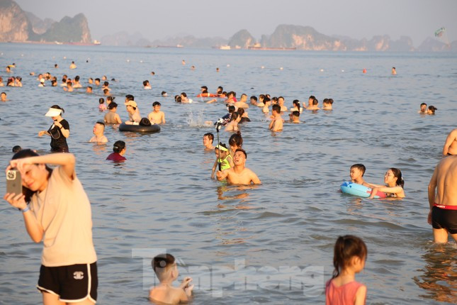 Bãi biển Hạ Long ken đặc người trong ngày nghỉ lễ đầu tiên ảnh 7