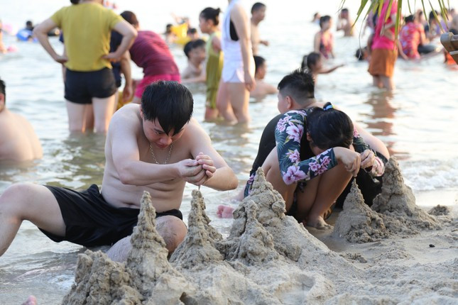 Bãi biển Hạ Long ken đặc người trong ngày nghỉ lễ đầu tiên ảnh 11