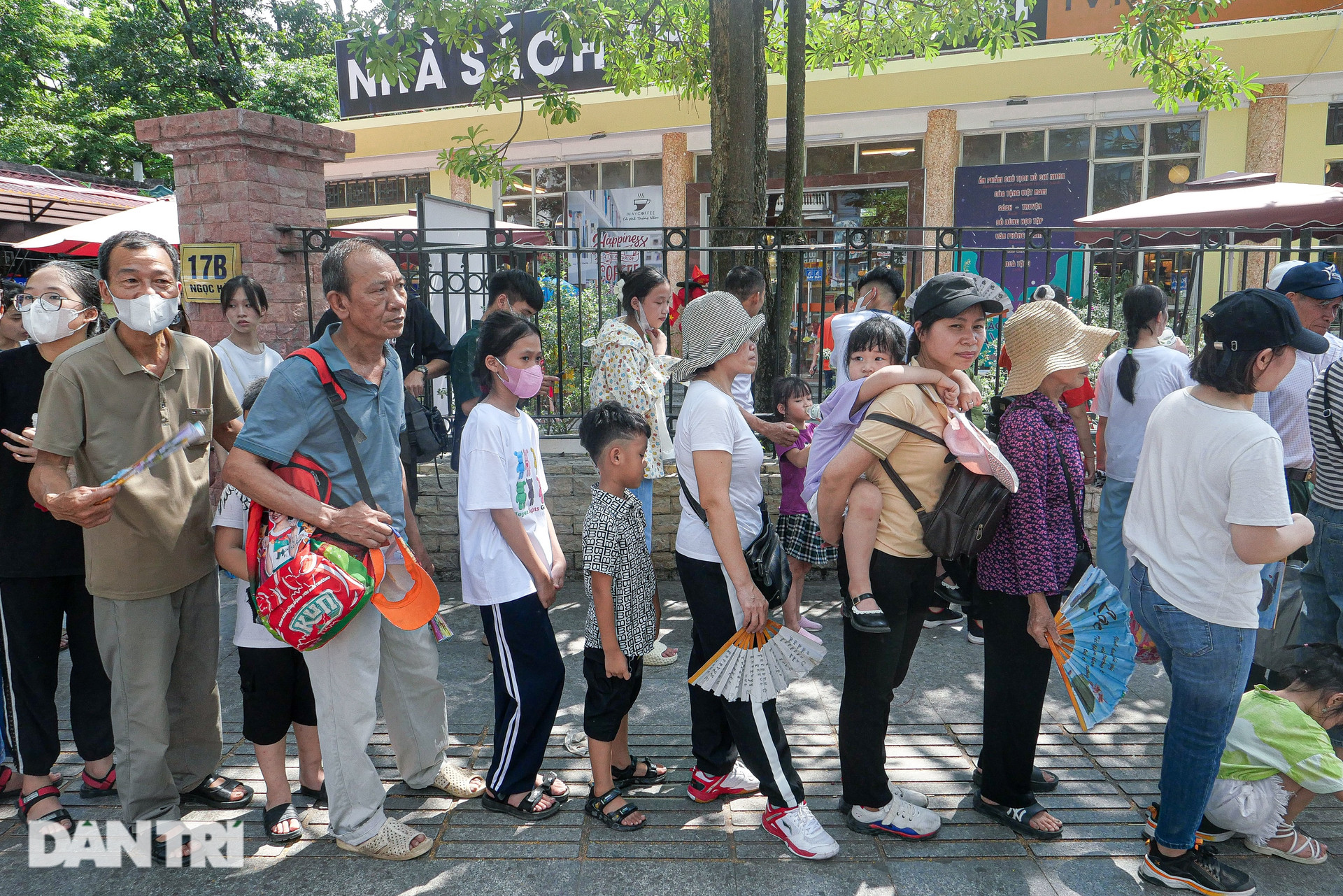 Người dân vượt cả trăm km xếp hàng chờ vào Lăng viếng Chủ tịch Hồ Chí Minh - 5