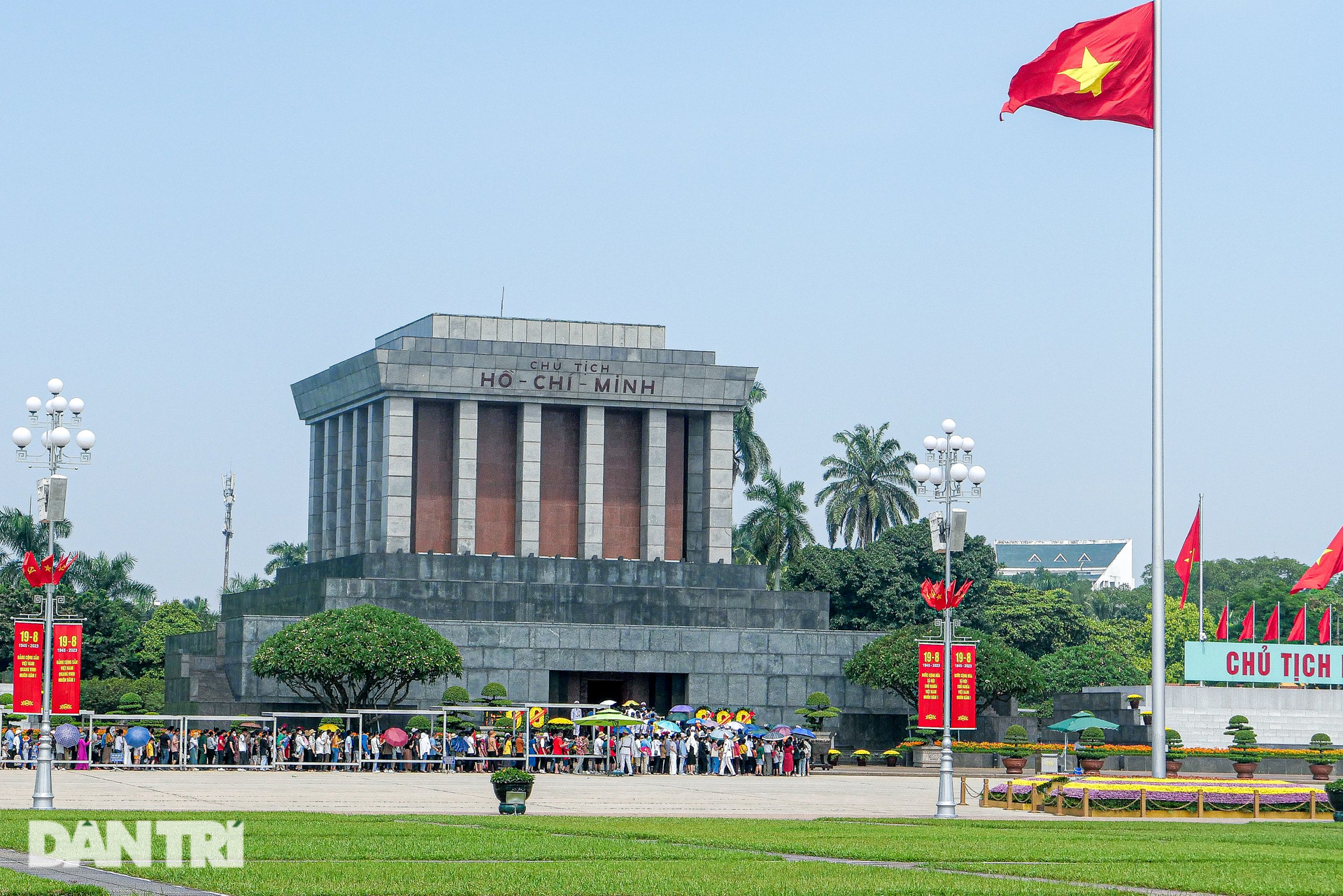 Người dân vượt cả trăm km xếp hàng chờ vào Lăng viếng Chủ tịch Hồ Chí Minh - 1