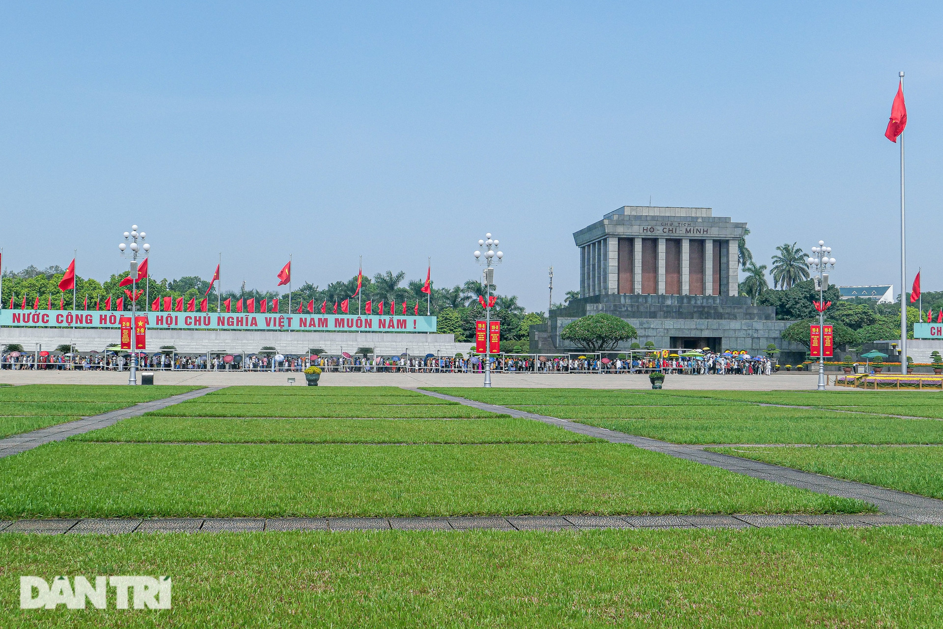 Người dân vượt cả trăm km xếp hàng chờ vào Lăng viếng Chủ tịch Hồ Chí Minh - 10