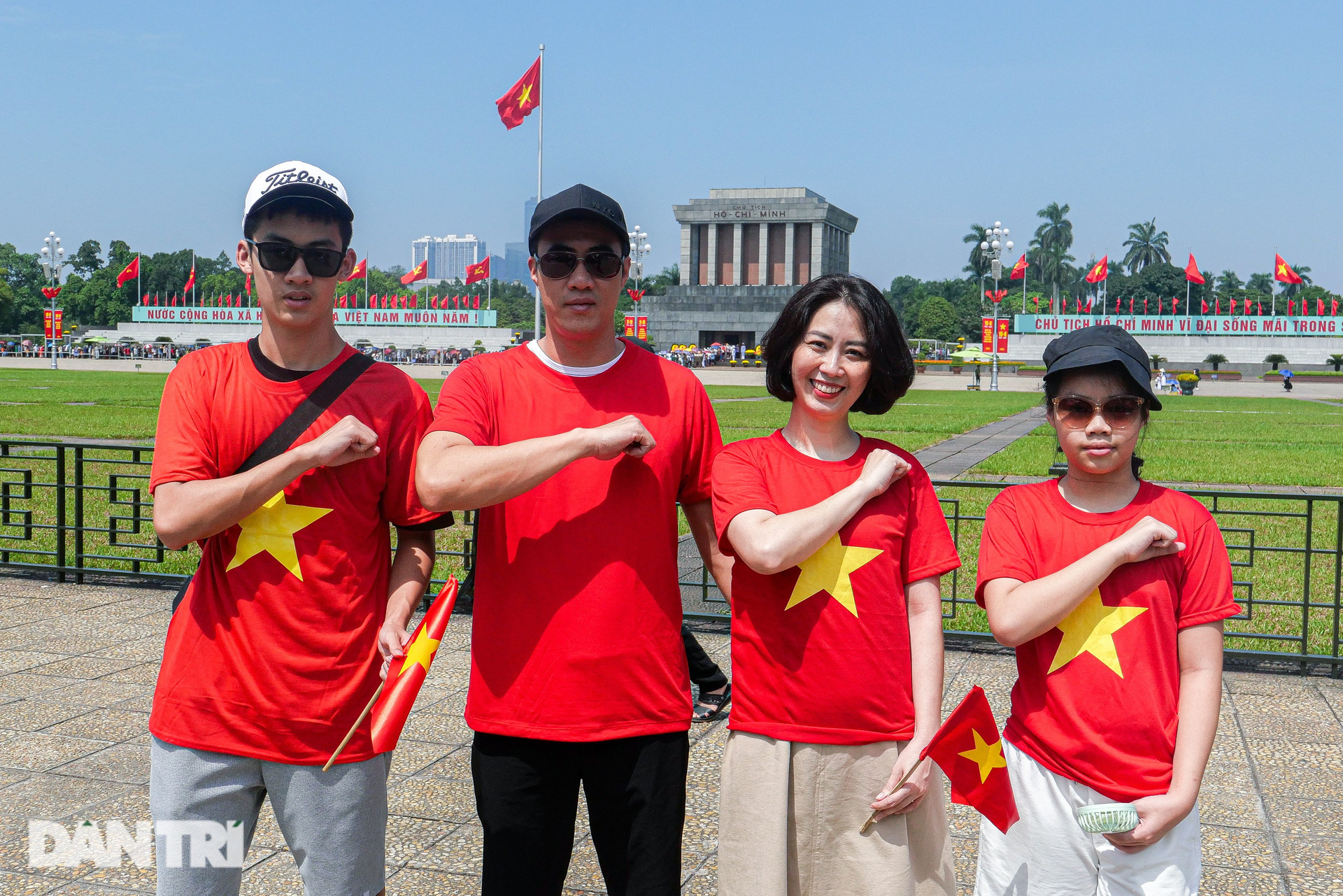 Người dân vượt cả trăm km xếp hàng chờ vào Lăng viếng Chủ tịch Hồ Chí Minh - 8