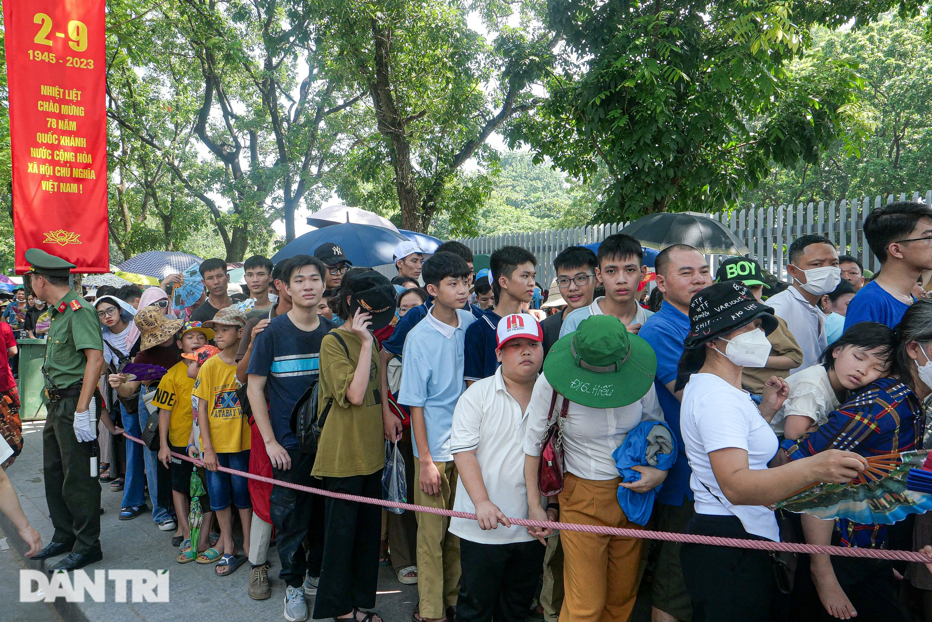 Người dân vượt cả trăm km xếp hàng chờ vào Lăng viếng Chủ tịch Hồ Chí Minh - 6