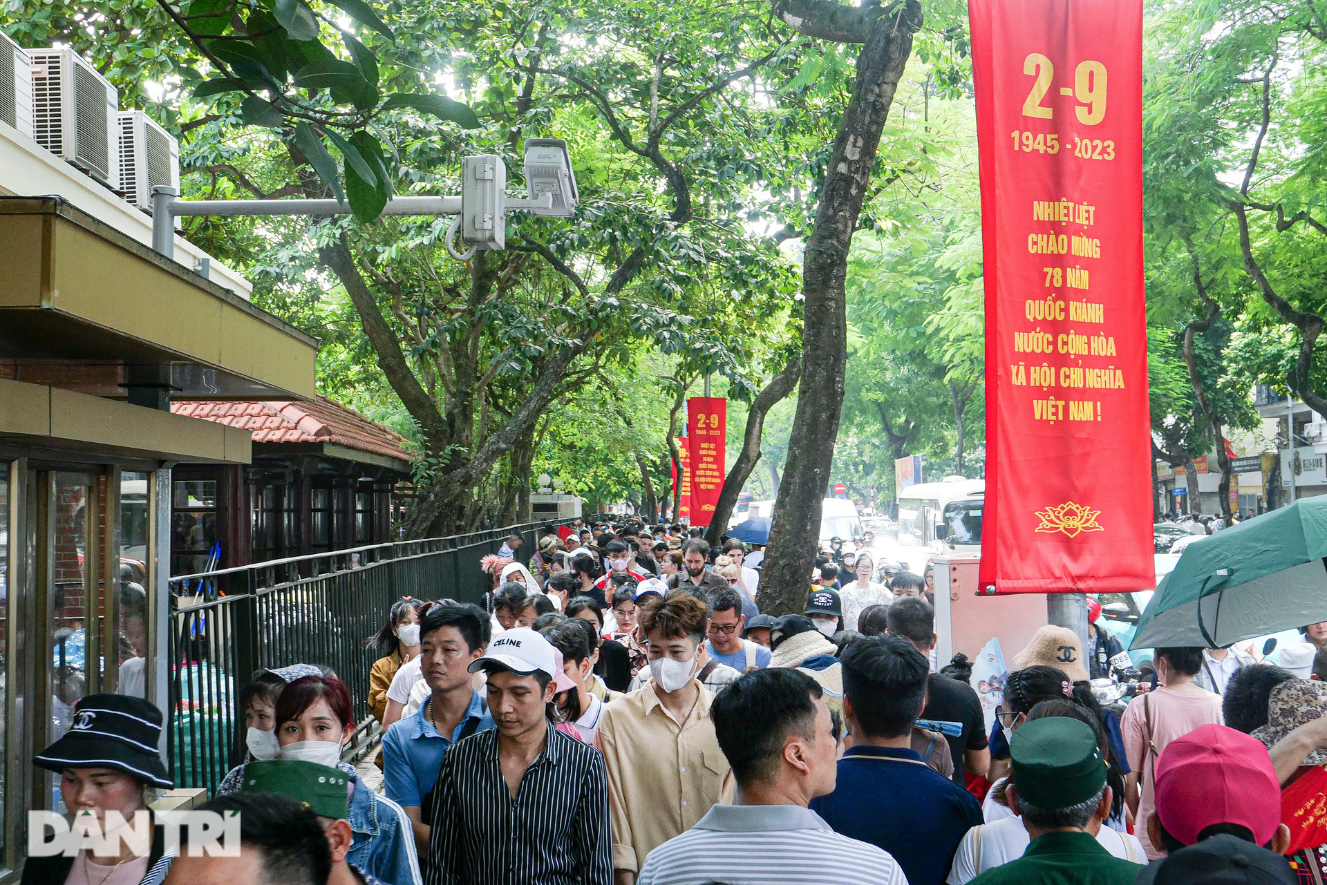 Người dân vượt cả trăm km xếp hàng chờ vào Lăng viếng Chủ tịch Hồ Chí Minh - 9