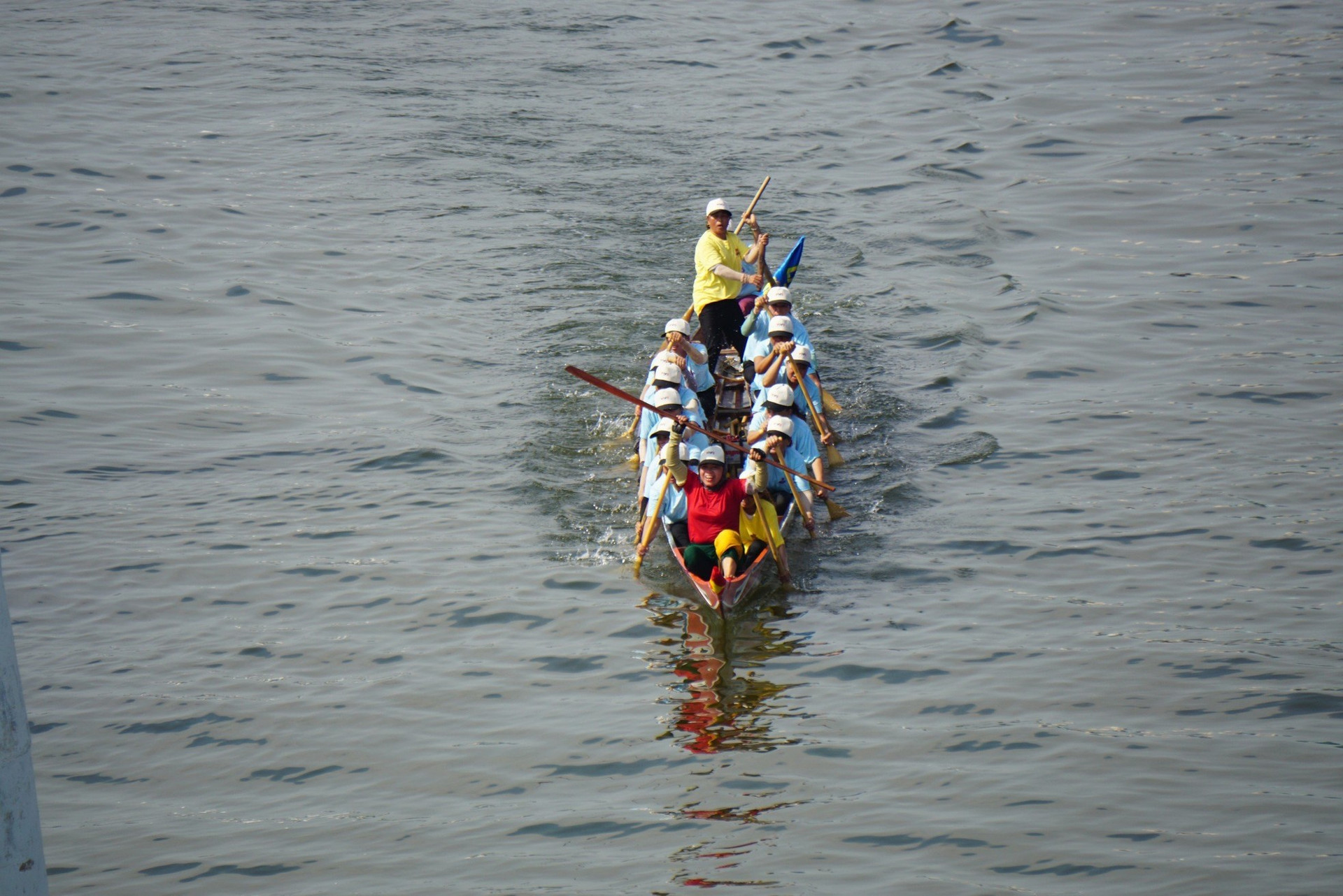 Du khách chen chân xem đua thuyền trên sông Hàn mừng Quốc khánh ảnh 13