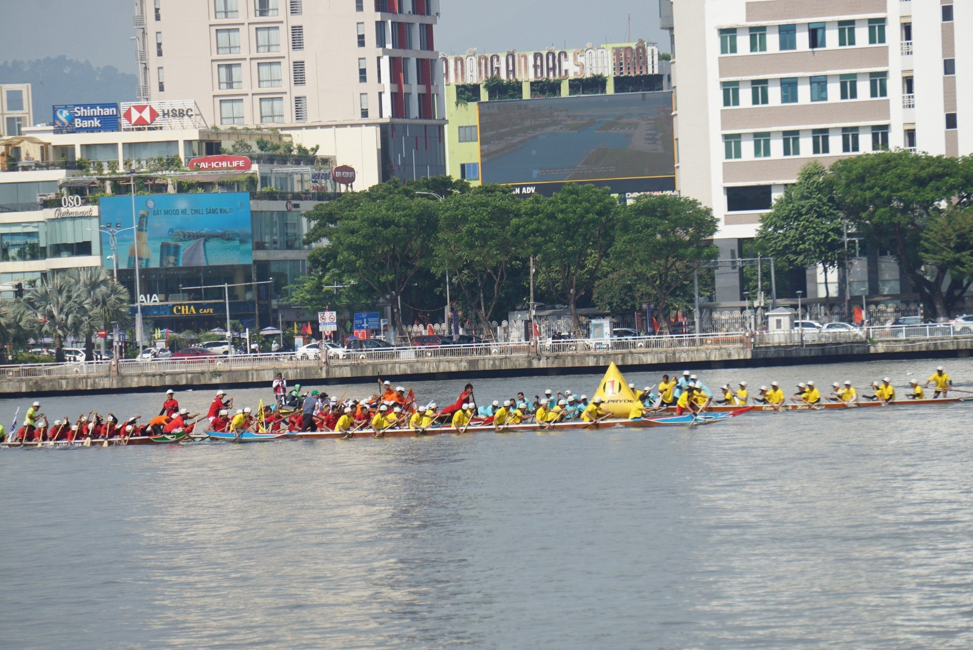 Du khách chen chân xem đua thuyền trên sông Hàn mừng Quốc khánh ảnh 4
