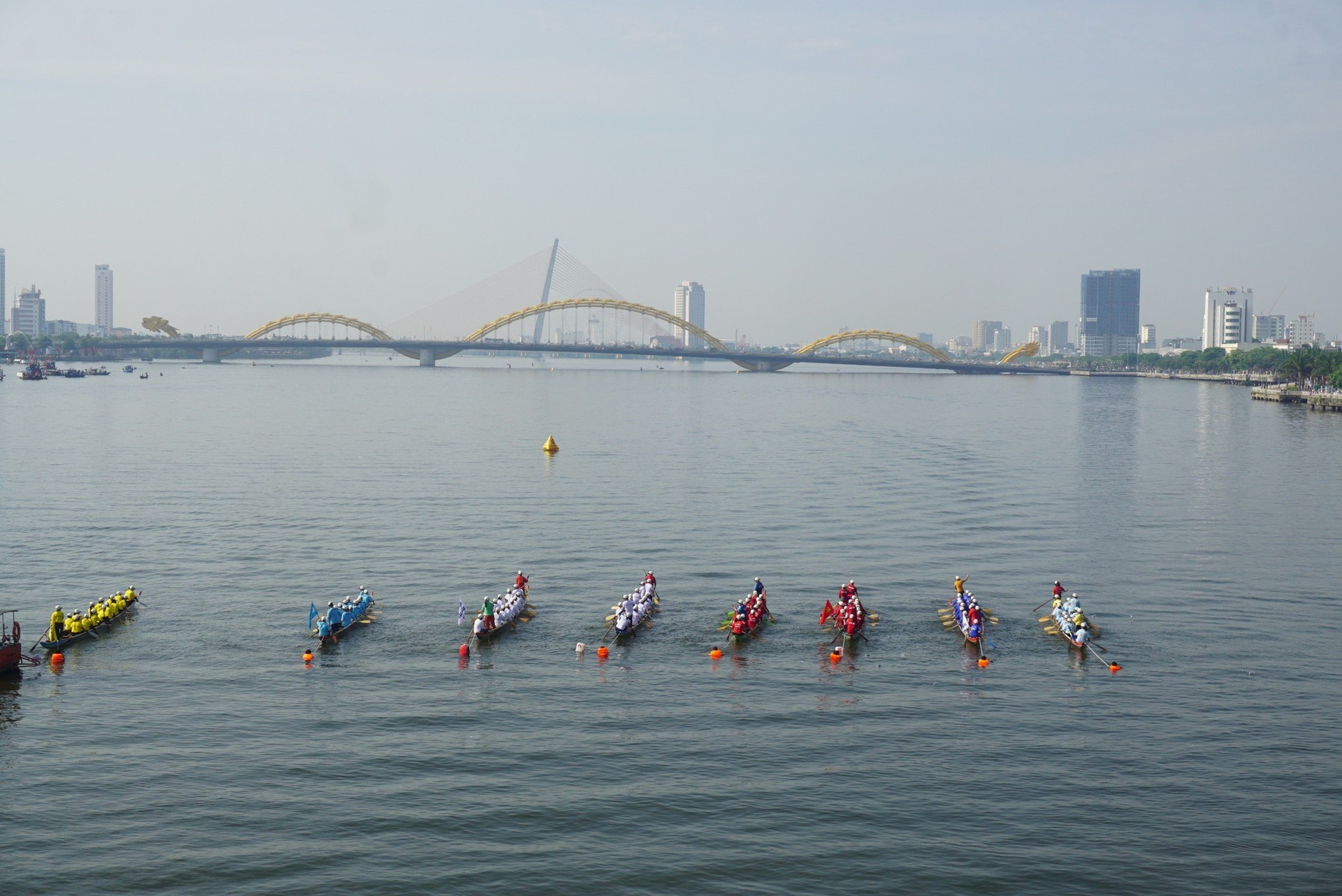 Du khách chen chân xem đua thuyền trên sông Hàn mừng Quốc khánh ảnh 2