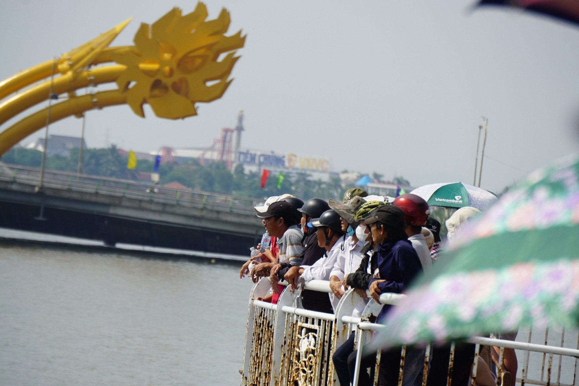 Du khách chen chân xem đua thuyền trên sông Hàn mừng Quốc khánh ảnh 12