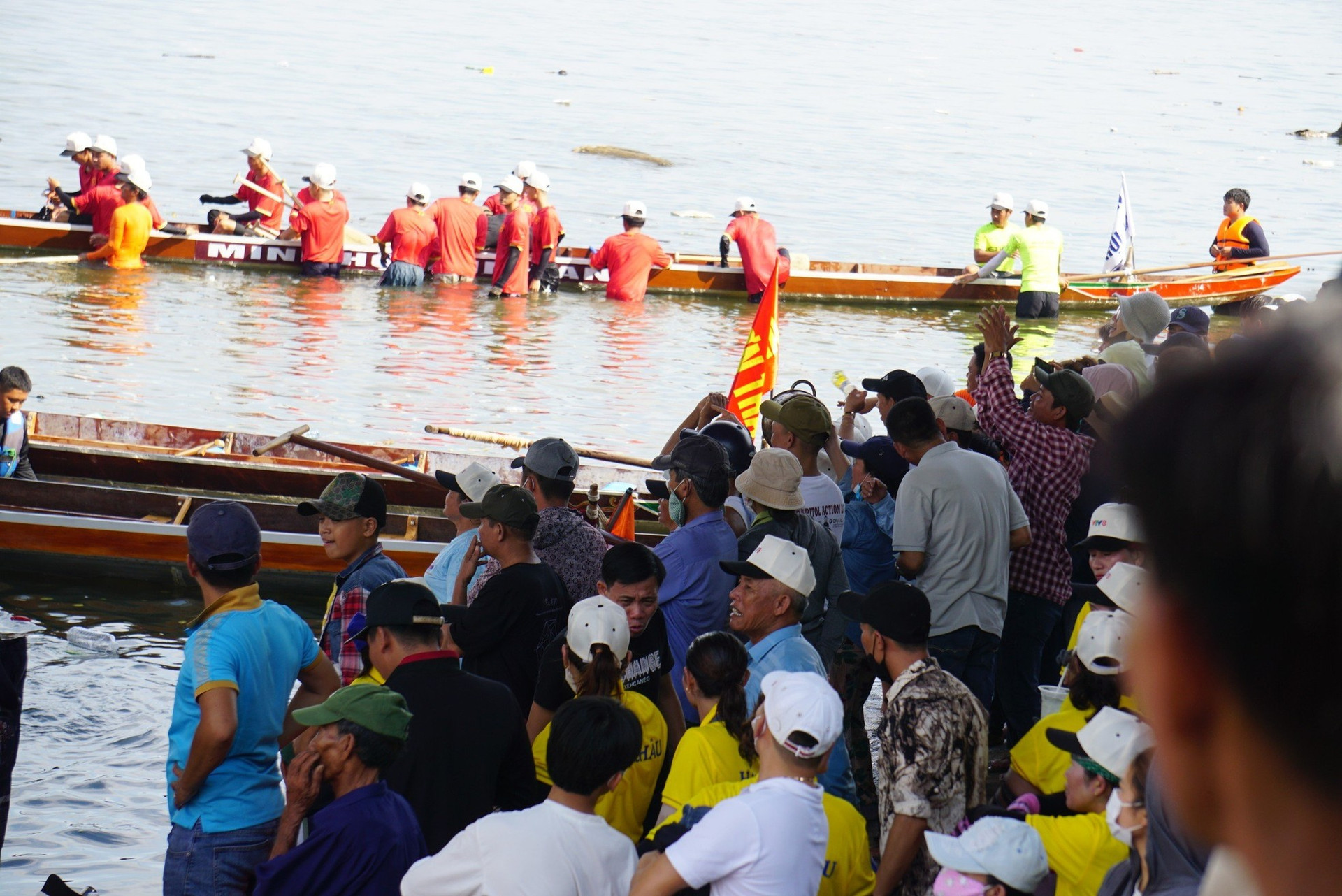 Du khách chen chân xem đua thuyền trên sông Hàn mừng Quốc khánh ảnh 11