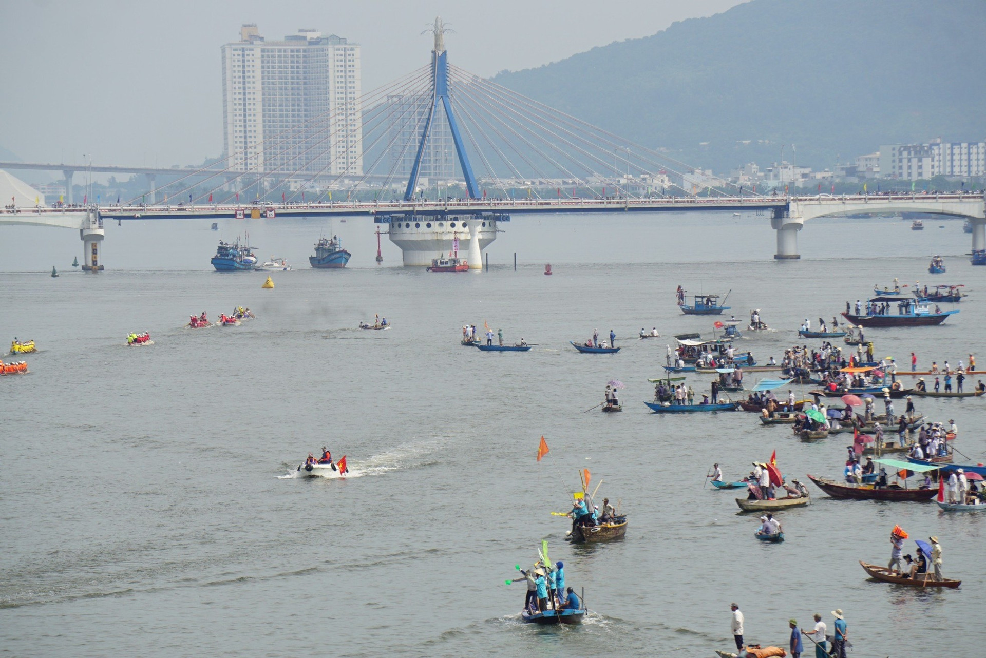 Du khách chen chân xem đua thuyền trên sông Hàn mừng Quốc khánh ảnh 1