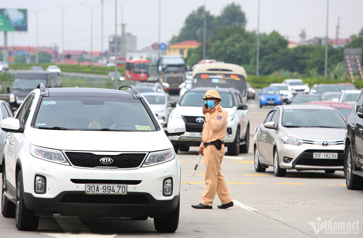 Để giảm tải phương tiện đi trên cao tốc vào TP Hà Nội và lên đường Vành đai 3 trên cao, Đội Tuần tra kiểm soát giao thông đường bộ cao tốc số 3 (Đội 3, Cục CSGT) phân luồng phương tiện đi vào đường gom.