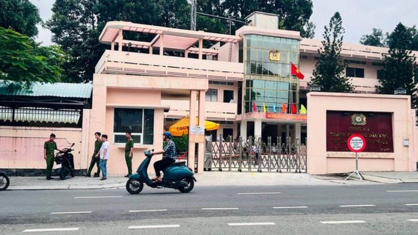 Hiện trường nơi nam thanh niên tự thiêu ngay cạnh cổng trụ sở Công an TP Thủ Dầu Một.