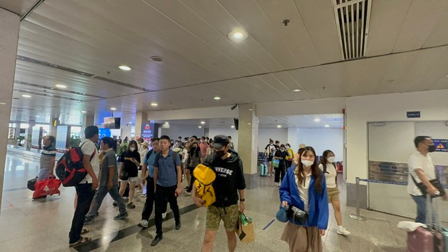 Sân bay Tân Sơn Nhất tấp nập trong ngày cuối nghỉ lễ ảnh 4