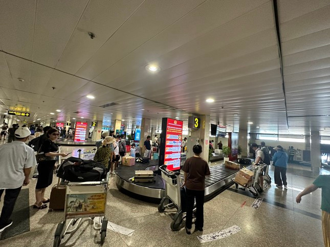 Sân bay Tân Sơn Nhất tấp nập trong ngày cuối nghỉ lễ ảnh 6