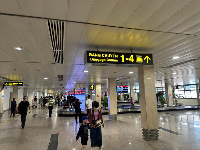 Sân bay Tân Sơn Nhất tấp nập trong ngày cuối nghỉ lễ ảnh 9