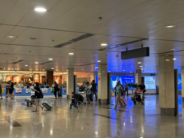 Sân bay Tân Sơn Nhất tấp nập trong ngày cuối nghỉ lễ ảnh 8