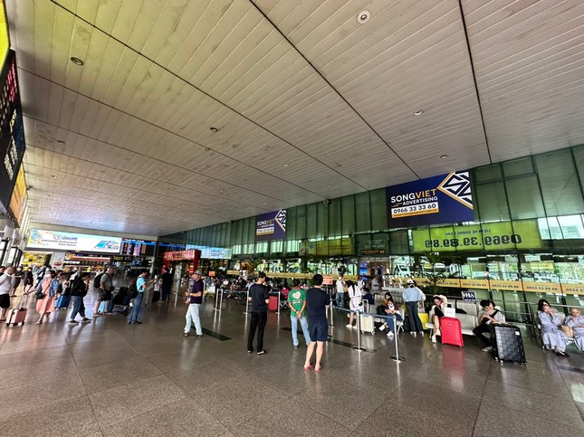 Sân bay Tân Sơn Nhất tấp nập trong ngày cuối nghỉ lễ ảnh 10