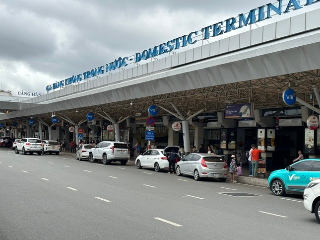 Sân bay Tân Sơn Nhất tấp nập trong ngày cuối nghỉ lễ ảnh 7