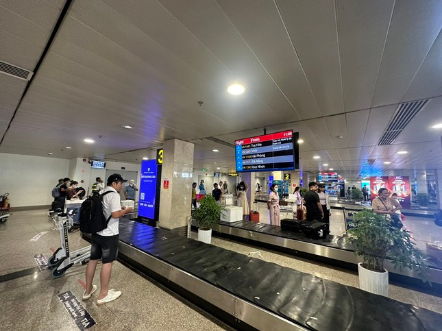 Sân bay Tân Sơn Nhất tấp nập trong ngày cuối nghỉ lễ ảnh 3