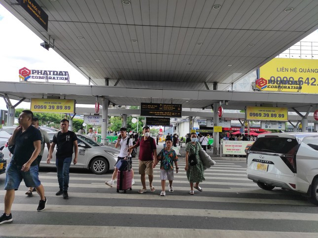 Sân bay Tân Sơn Nhất tấp nập trong ngày cuối nghỉ lễ ảnh 11