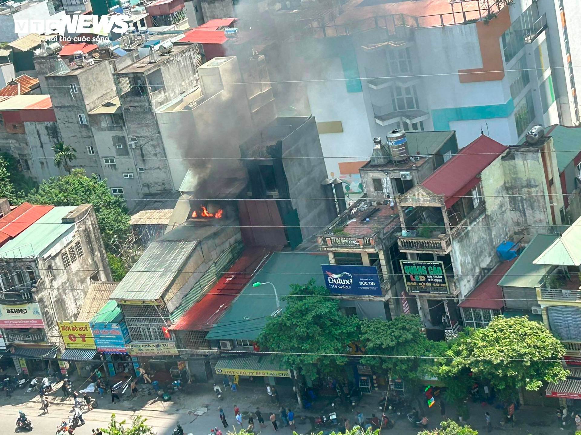 Khói lửa bốc lên từ căn nhà trên đường Tam Trinh.