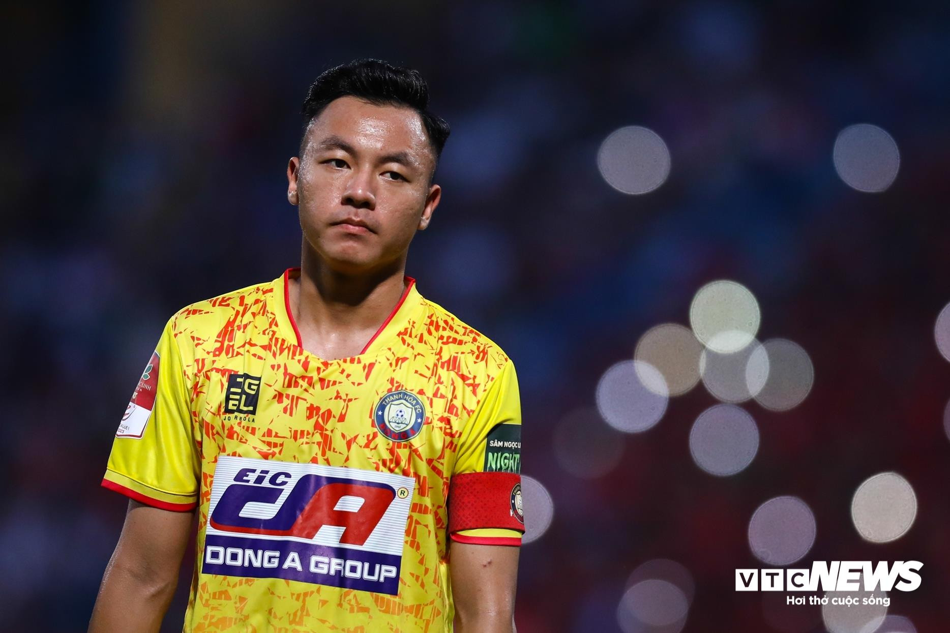 V.League 2023 mang tới tiến bộ đáng kể cho nhiều tuyển thủ U23, điển hình như Thái Sơn, người đeo băng đội trưởng cho Thanh Hoá ở tuổi 20. (Ảnh: Quỳnh Phương)