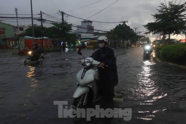 Hầm chui Tân Tạo thất thủ, người dân TPHCM 'khóc' trong cơn mưa ảnh 7