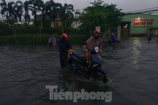 Hầm chui Tân Tạo thất thủ, người dân TPHCM 'khóc' trong cơn mưa ảnh 6