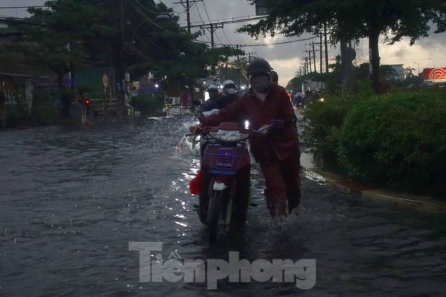 Hầm chui Tân Tạo thất thủ, người dân TPHCM 'khóc' trong cơn mưa ảnh 8