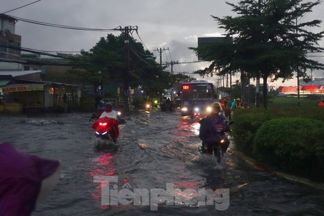 Hầm chui Tân Tạo thất thủ, người dân TPHCM 'khóc' trong cơn mưa ảnh 5