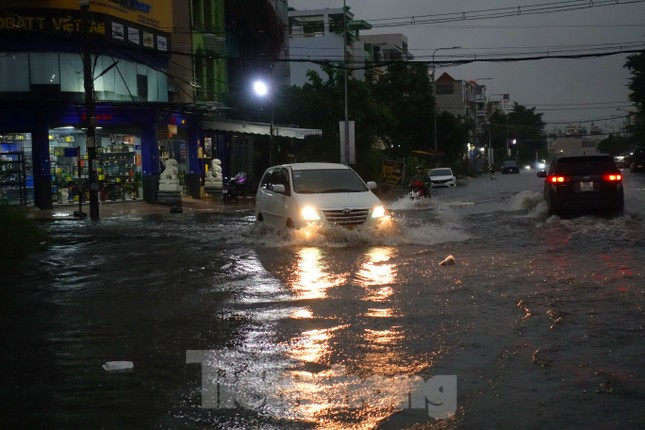 Hầm chui Tân Tạo thất thủ, người dân TPHCM 'khóc' trong cơn mưa ảnh 4