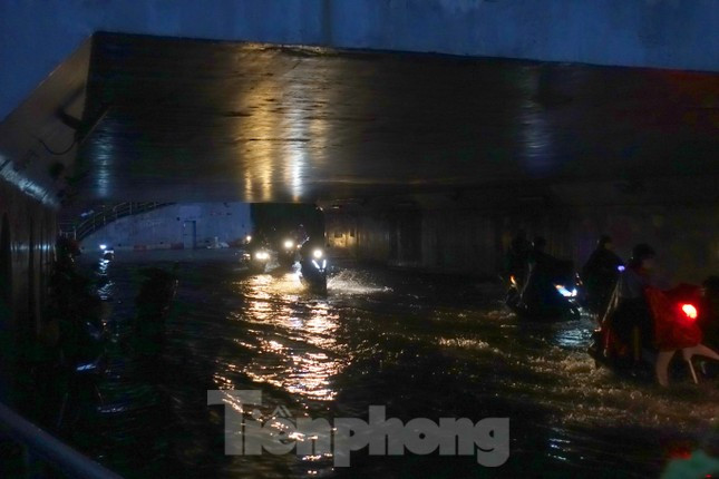 Hầm chui Tân Tạo thất thủ, người dân TPHCM 'khóc' trong cơn mưa ảnh 2