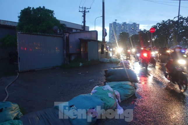 Hầm chui Tân Tạo thất thủ, người dân TPHCM 'khóc' trong cơn mưa ảnh 9