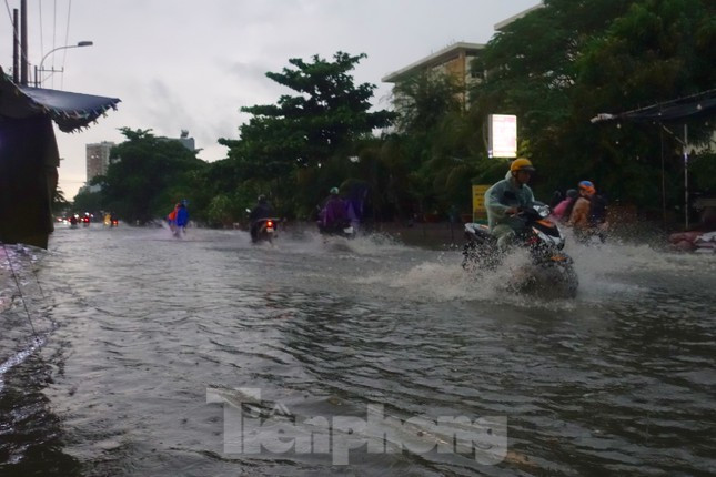 Hầm chui Tân Tạo thất thủ, người dân TPHCM 'khóc' trong cơn mưa ảnh 3