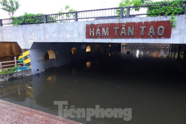 Hầm chui Tân Tạo thất thủ, người dân TPHCM 'khóc' trong cơn mưa ảnh 1