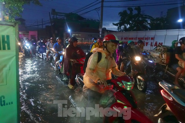 Hầm chui Tân Tạo thất thủ, người dân TPHCM 'khóc' trong cơn mưa ảnh 12