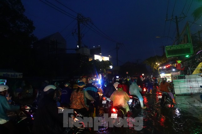 Hầm chui Tân Tạo thất thủ, người dân TPHCM 'khóc' trong cơn mưa ảnh 13
