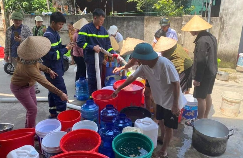 Sau nhiều ngày khan hiếm nước sinh hoạt, người dân thị xã Hồng Lĩnh đã chuẩn bị rất nhiều vật dụng để chứa nước.