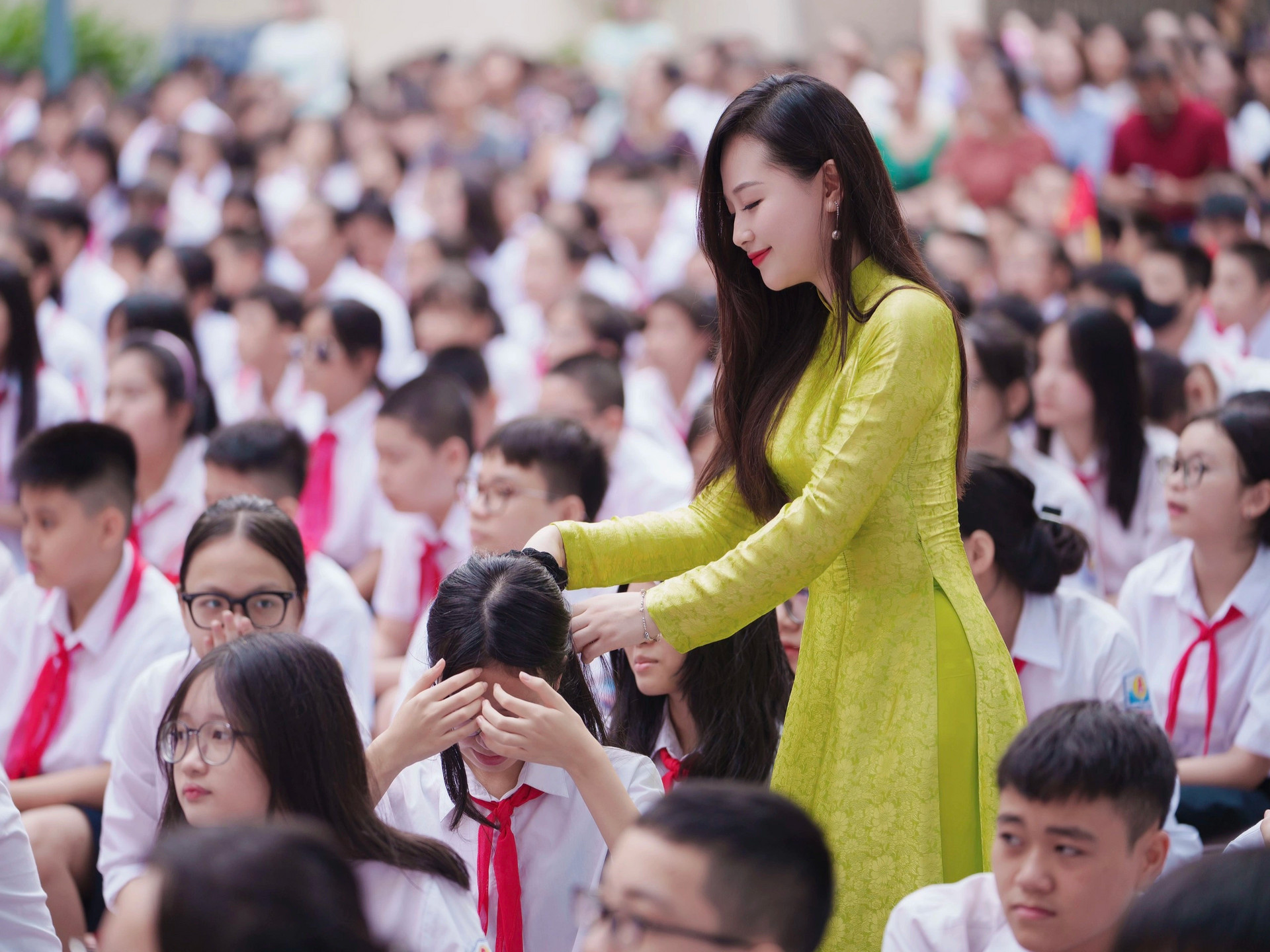 Cô giáo ở Hà Nội bất ngờ nổi tiếng sau lễ khai giảng vì xinh như hot girl - 2