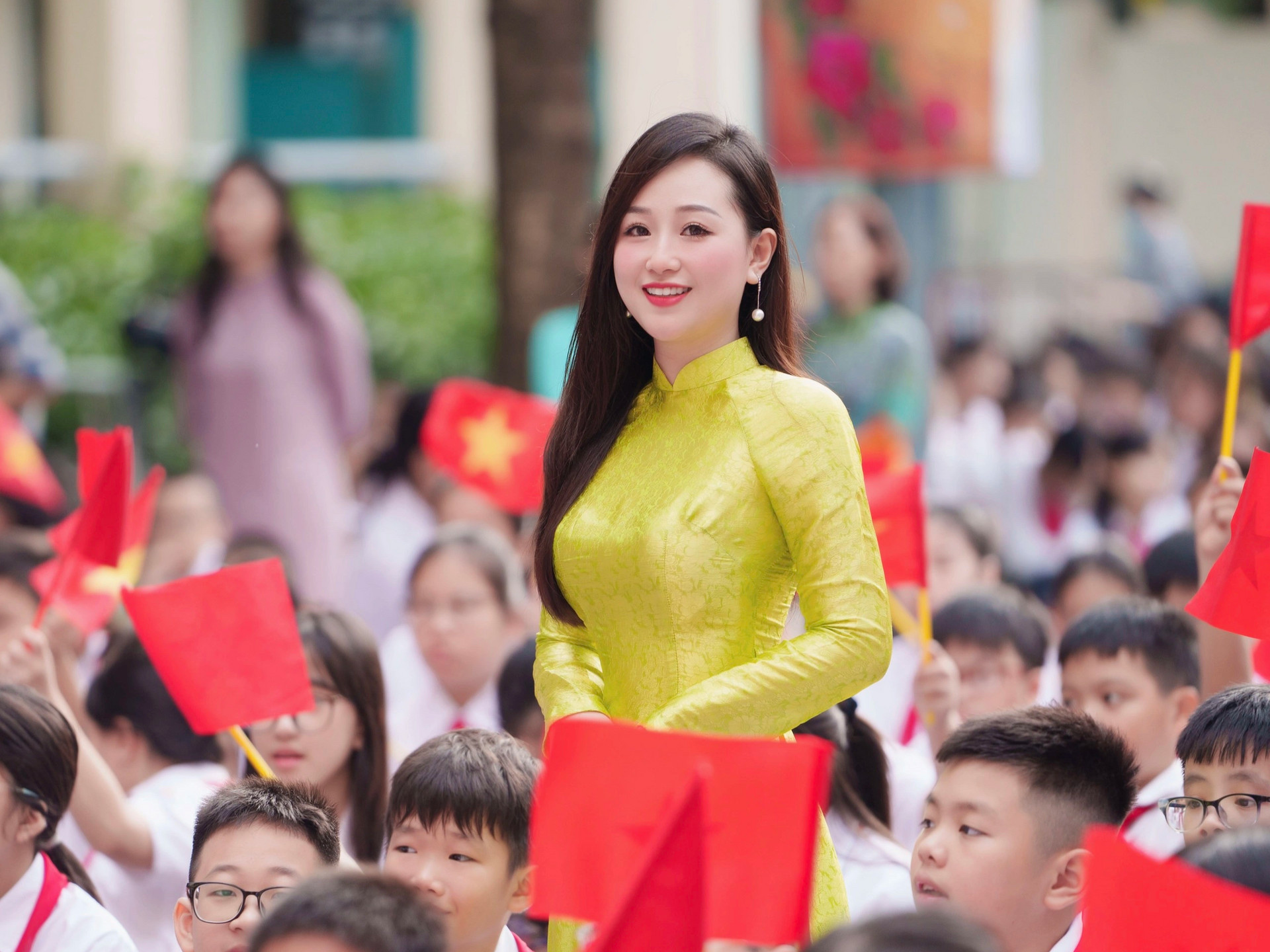 Cô giáo ở Hà Nội bất ngờ nổi tiếng sau lễ khai giảng vì xinh như hot girl - 1