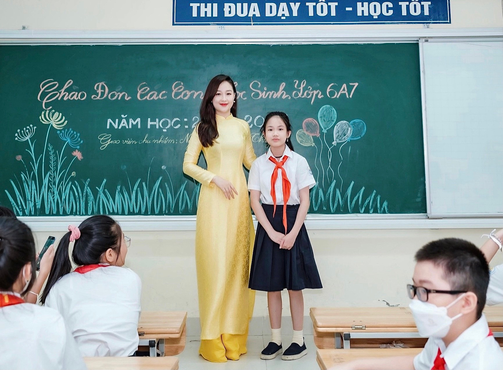 Cô giáo ở Hà Nội bất ngờ nổi tiếng sau lễ khai giảng vì xinh như hot girl - 3
