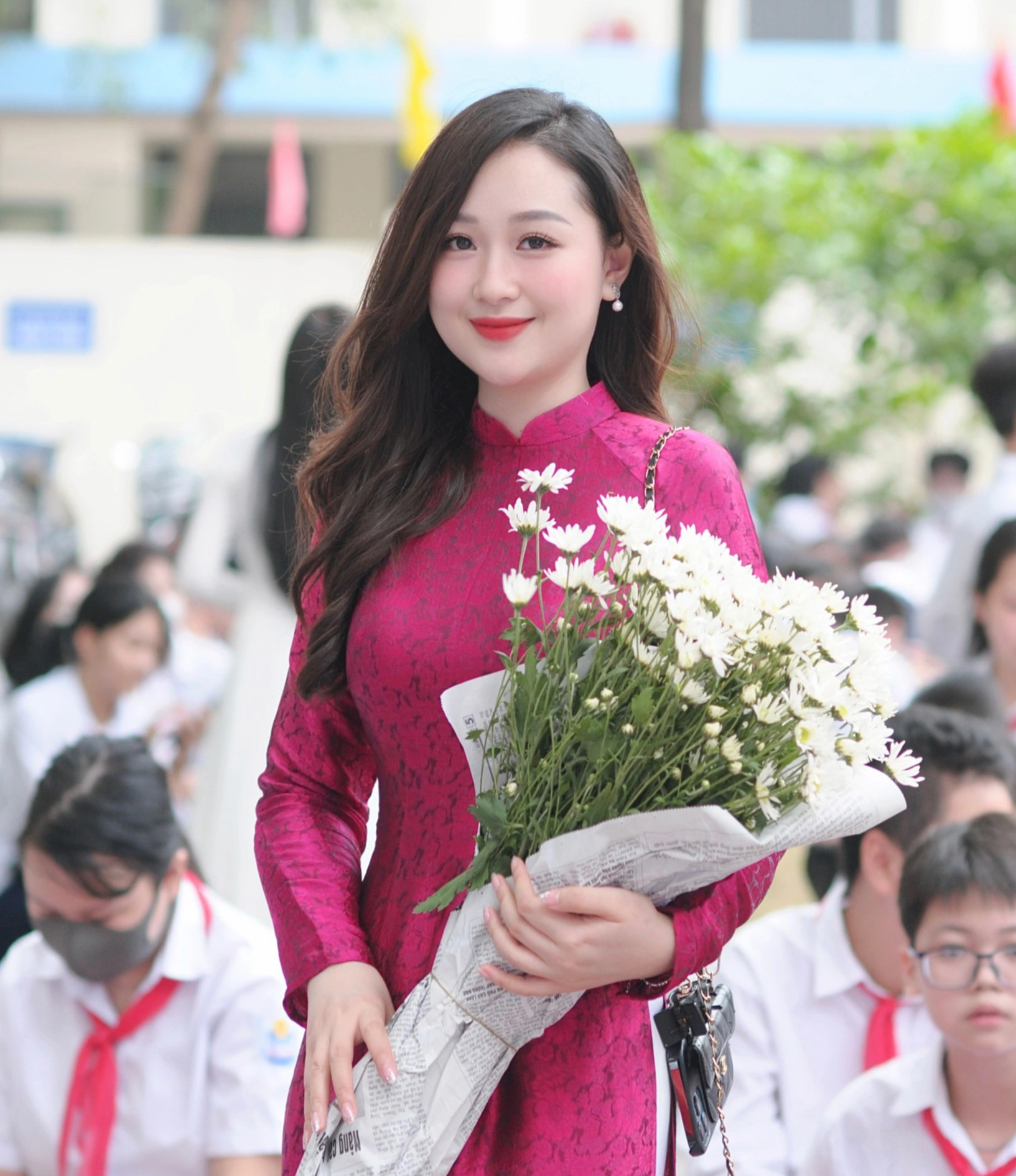 Cô giáo ở Hà Nội bất ngờ nổi tiếng sau lễ khai giảng vì xinh như hot girl - 4