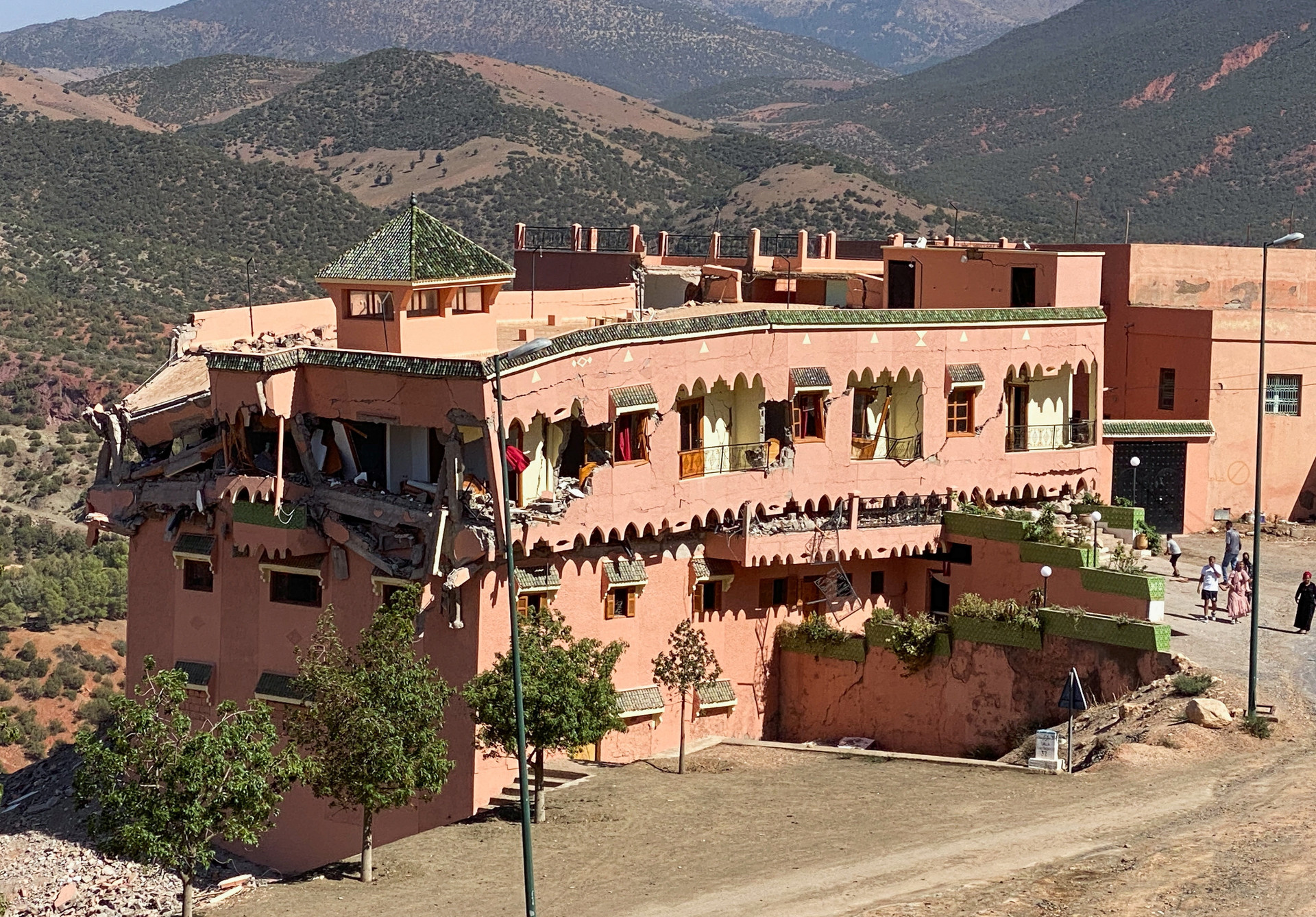 Cảnh màn trời, chiếu đất ở Morocco sau thảm họa động đất chết chóc - 8
