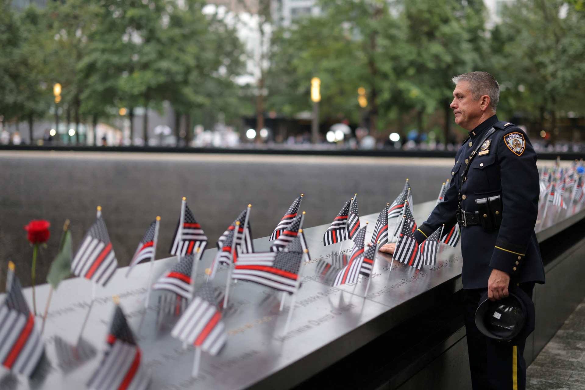 Người Mỹ tới Vùng đất số 0 để tưởng nhớ 3.000 nạn nhân vụ khủng bố 11/9 - 4