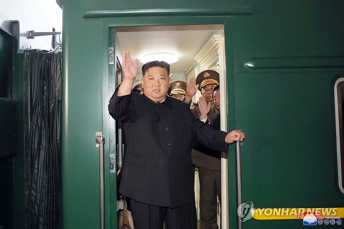 Ông Kim Jong-un đi tàu bọc thép tới Nga gặp ông Putin - 1