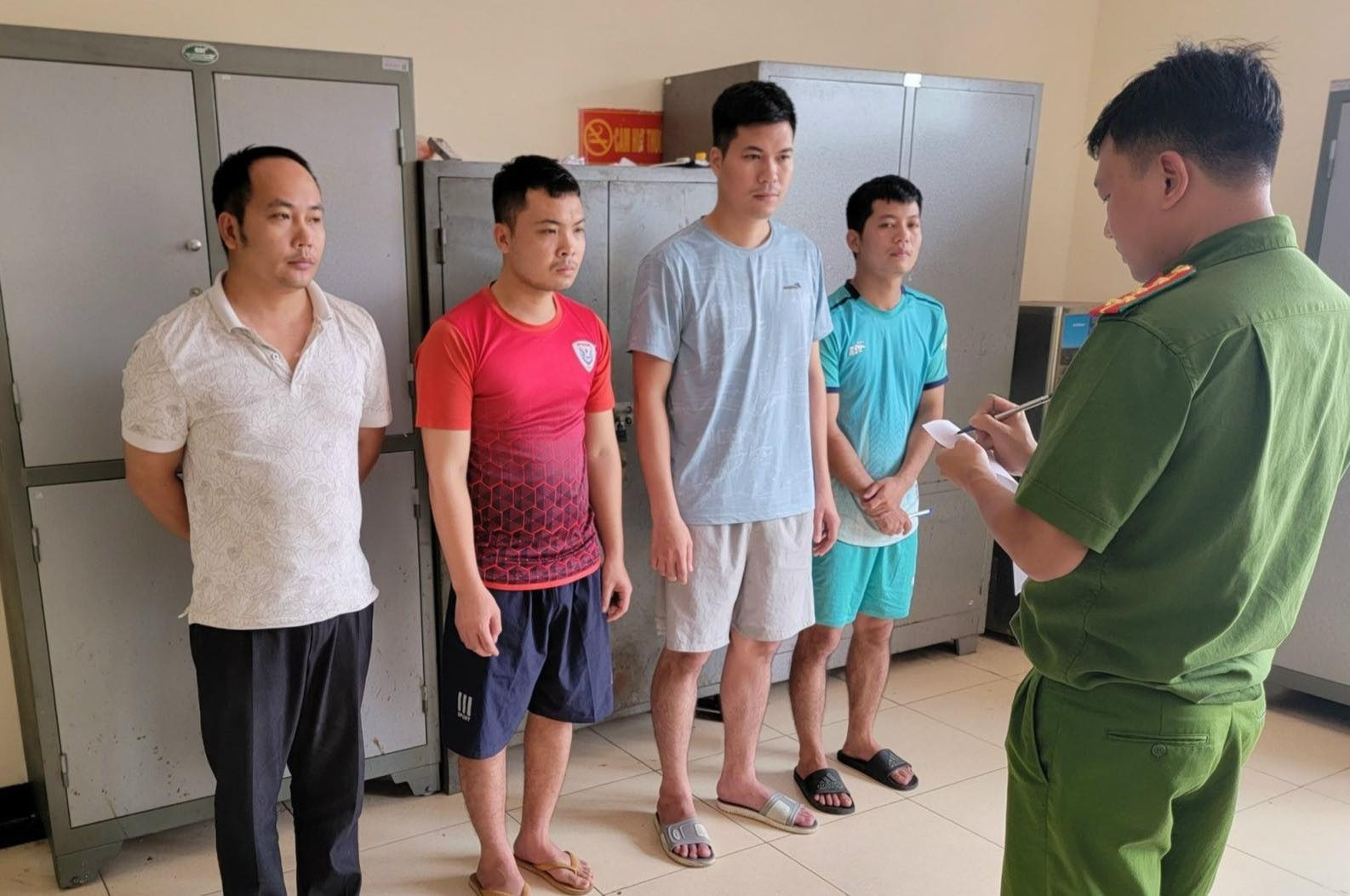 5 nhân viên bốc xếp hành lý ở sân bay Nội Bài phá khóa va ly trộm tài sản - 1